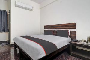 Un dormitorio con una cama grande y un escritorio. en Super Collection O SS Metro Ritz, en Hyderabad 21 fotos más