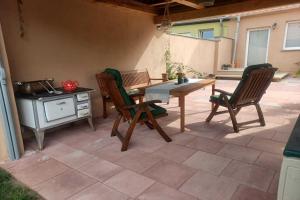 GladauHoliday Home in idyllic Ziesar near the Natuurpark的带桌椅和炉灶的露台