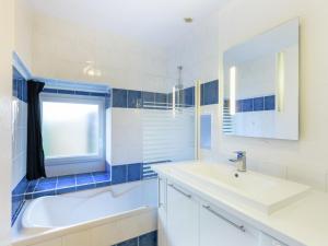 PlouguinにあるPeaceful Holiday Home in Plouguin with Indoor Poolの浴槽、洗面台、鏡のあるバスルーム +58枚の写真