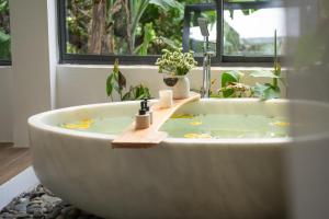 Galería fotográfica de Rice field view 3BR home with Jacuzzie - Nexflit premium free en Hoi An 40 fotos más