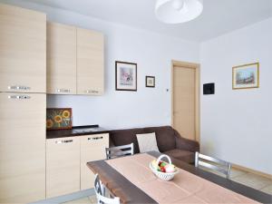 una cucina e una sala da pranzo con tavolo e sedie di Simplistic apartment in Dervio with balcony terrace a Dervio