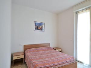 una camera da letto con un letto e due comodini di Simplistic apartment in Dervio with balcony terrace a Dervio