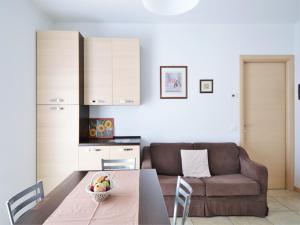 un soggiorno con un tavolo e un divano di Simplistic apartment in Dervio with balcony terrace a Dervio