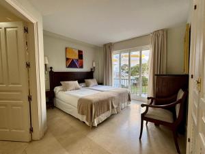 Postel nebo postele na pokoji v ubytování Suite de lujo Alanda Club Marbella