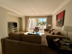 TV a/nebo společenská místnost v ubytování Suite de lujo Alanda Club Marbella