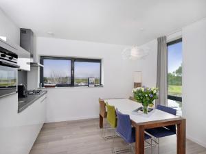 Η κουζίνα ή μικρή κουζίνα στο Contemporary Apartment in Kamperland near Lake