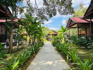 un camino a través de un pueblo con casas en Densy Khmer Homestay, en Siem Reap
