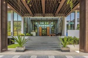 Exteriér nebo vchod ubytování Luxury King Bed Apartment with Pool View and Sauna