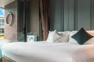 Postel nebo postele na pokoji v ubytování Luxury King Bed Apartment with Pool View and Sauna