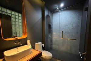 Koupelna v ubytování Luxury King Bed Apartment with Pool View and Sauna + 21 fotografií