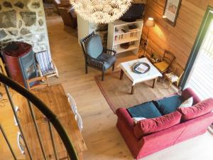 une vue aérienne d'un salon avec un canapé et une table dans l'établissement Cozy Countryside Escape in Auvergne, à Vachelerie