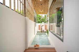 La alberca dentro o cerca de Rice field view 3BR home with Jacuzzie - Nexflit premium free