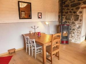 une salle à manger avec une table et des chaises et une cheminée dans l'établissement Cozy Countryside Escape in Auvergne, à Vachelerie 20 autres photos