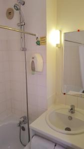 Phòng tắm tại Fasthotel Tarbes Séméac - Un hôtel FH Confort