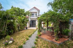 Un jardín fuera de Rice field view 3BR home with Jacuzzie - Nexflit premium free