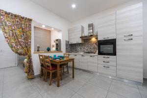 une cuisine avec une table en bois et une salle à manger dans l'établissement Casa Giniusa by Wonderful Italy, à Catane 24 autres photos