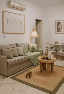 ein Wohnzimmer mit Sofa und Tisch in der Unterkunft YouGa Nest in Vívlos + 34 Fotos