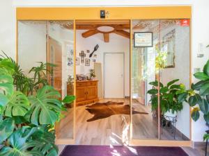 ein Raum mit Glaswänden und Topfpflanzen in der Unterkunft Pretty Apartment in Oberau with Infrared Sauna in Oberau + 77 Fotos