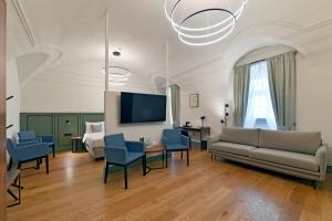 ヴロツワフにあるHerbal Hotel Wrocławのソファと椅子とテレビのあるリビングルーム +43枚の写真