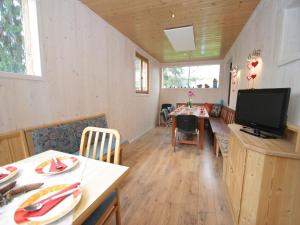 Μια τηλεόραση ή/και κέντρο ψυχαγωγίας στο Apartment in Zauchensee near Ski Bus