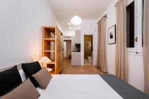 Postel nebo postele na pokoji v ubytování Victoria Boutique Stay