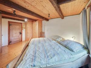 Ένα ή περισσότερα κρεβάτια σε δωμάτιο στο Historic Farmhouse in Hohnebostel with Garden near Lake