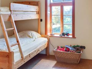 Ένα ή περισσότερα κρεβάτια σε δωμάτιο στο Historic Farmhouse in Hohnebostel with Garden near Lake