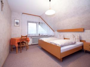 Bad PeterstalにあるModern Apartment in Bad Peterstal-Griesbach with Vineyardsのベッドとテーブルと机のある寝室