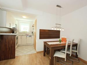 eine Küche und ein Esszimmer mit Tisch und Stühlen in der Unterkunft Modern Apartment in Fiss at Ski Bus Stop in Fiss