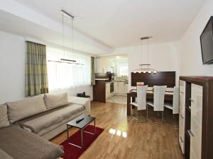 ein Wohnzimmer mit Couch und Tisch in der Unterkunft Modern Apartment in Fiss at Ski Bus Stop in Fiss + 56 Fotos