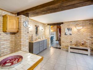Η κουζίνα ή μικρή κουζίνα στο Beautiful Holiday Home in Cul-des-Sarts with Garden