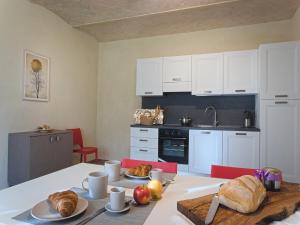 Kuchyň nebo kuchyňský kout v ubytování Modern Apartment in Agliana with Shared Garden + 36 fotografií