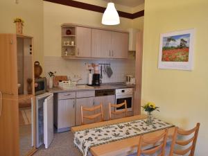 Η κουζίνα ή μικρή κουζίνα στο Inviting apartment in Wendelstorf with communal garden