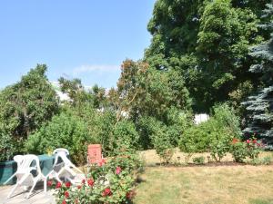 Κήπος έξω από το Inviting apartment in Wendelstorf with communal garden
