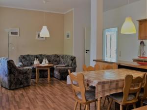 een woonkamer met een tafel en een bank bij Ruhiges Appartement in Strandnaehe in Wohlenberg, Deutschland in Wohlenberg