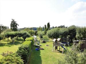 Un jardín fuera de Fabelhaftes Ferienhaus in Thorstorf in Meeresnaehe
