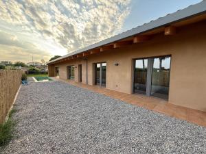 ein Gebäude mit einer Kiesauffahrt davor in der Unterkunft Empordà Soul, casa rural moderna con piscina in San Miguel de Fluviá