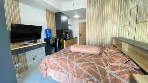 En eller flere senge i et værelse på Apartemen Delft Unit 1839 By Millpro