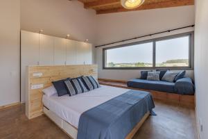 ein Schlafzimmer mit zwei Betten und einem großen Fenster in der Unterkunft Empordà Soul, casa rural moderna con piscina in San Miguel de Fluviá + 21 Fotos