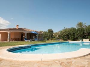 una piscina frente a una casa en Flat with barbecue in Castiadas, en Costa Rei
