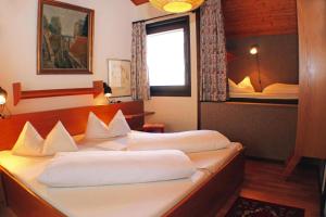 ein Schlafzimmer mit zwei Betten mit weißen Kissen in der Unterkunft Holiday resort Öfingen, Bad Dürrheim in Bad Dürrheim