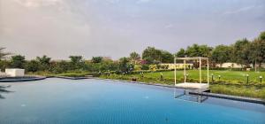 Bazén v ubytování Lakeview MansionPrivate Pool3Acre Luxury 6BHK nebo v jeho okolí