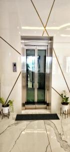 Fotografie z fotogalerie ubytování Lakeview MansionPrivate Pool3Acre Luxury 6BHK v destinaci Gundipet