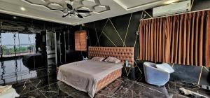 Postel nebo postele na pokoji v ubytování Lakeview MansionPrivate Pool3Acre Luxury 6BHK