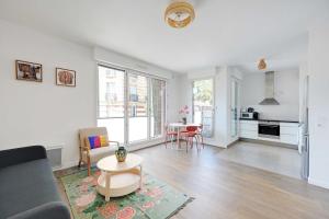 Kuchyň nebo kuchyňský kout v ubytování Charming apartment - 2BR-4P- Balcony- Malakoff