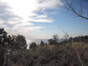 Una vista del océano desde la cima de una colina en Bungalow in Lubin at 300 m from the lake, en Lubin