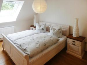 una camera da letto con un letto bianco e una finestra di Ferienhof Landhaus Markus, Southern Switzerland a Süderschwei