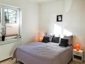 a bedroom with a bed with two lamps and a window at Apartment house Seeperle, Sommersdorf in Sommersdorf