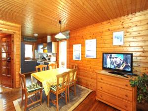 une salle à manger avec une table et une télévision dans l'établissement Holiday home in Hasselfelde, à Hasselfelde