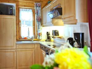 une cuisine avec des armoires en bois, un évier et une fenêtre dans l'établissement Holiday home in Hasselfelde, à Hasselfelde 14 autres photos